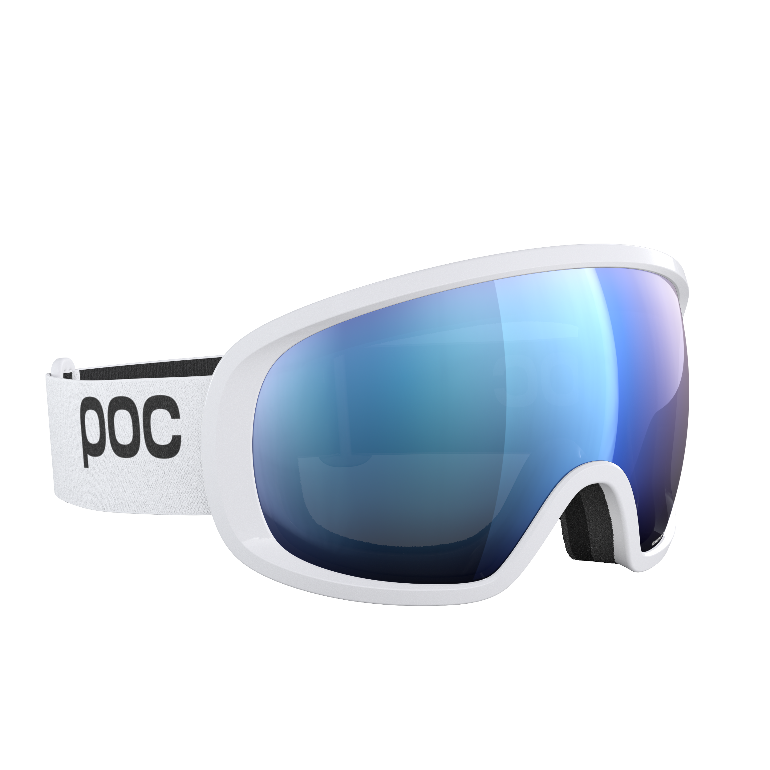 Die POC Sports Fovea Skibrille hat einen weißen Rahmen, blaue Clarity Gläser und einen schwarzen Nasensteg aus Schaumstoff. Auf dem weißen Band steht in fetten schwarzen Buchstaben "POC". Vor einem schlichten weißen Hintergrund.