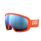 Die POC Sports Fovea Skibrille hat eine breite, reflektierende blaue Clarity-Scheibe und ein elastisches, orangefarbenes Band mit weißem POC-Logo auf weißem Hintergrund.