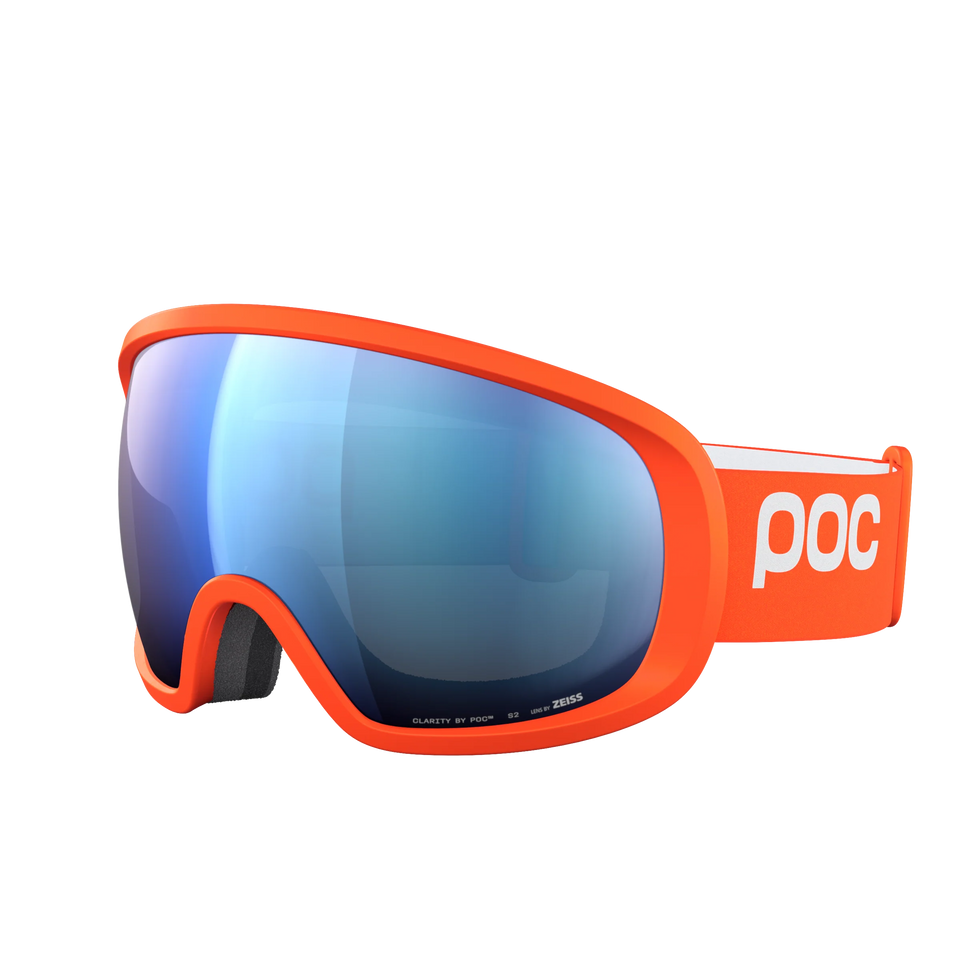 Die POC Sports Fovea Skibrille hat eine breite, reflektierende blaue Clarity-Scheibe und ein elastisches, orangefarbenes Band mit weißem POC-Logo auf weißem Hintergrund.