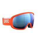 Die POC Sports Fovea Skibrille verfügt über die Clarity-Technologie, eine reflektierende blaue Scheibe und den Schriftzug "poc" in Weiß auf dem verstellbaren Band, das vor einem schlichten weißen Hintergrund steht.