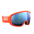 Die POC Sports Fovea Skibrille verfügt über die Clarity-Technologie, eine reflektierende blaue Scheibe und den Schriftzug "poc" in Weiß auf dem verstellbaren Band, das vor einem schlichten weißen Hintergrund steht.