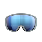 Vorderansicht der POC Sports Fovea Skibrille mit hellgrauem Rahmen und blau getönten, reflektierenden Clarity-Gläsern, dargestellt auf einem einfarbig weißen Hintergrund.