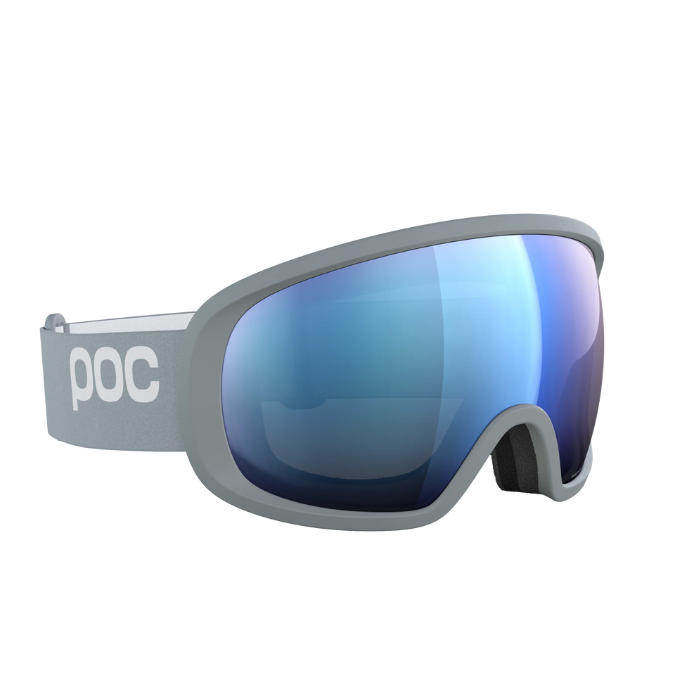 Eine graue POC Sports Fovea Skibrille mit reflektierenden, blau getönten Clarity-Gläsern und einem verstellbaren Band, abgebildet auf weißem Hintergrund.