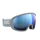 Eine graue POC Sports Fovea Skibrille mit reflektierenden, blau getönten Clarity-Gläsern und einem verstellbaren Band, abgebildet auf weißem Hintergrund.