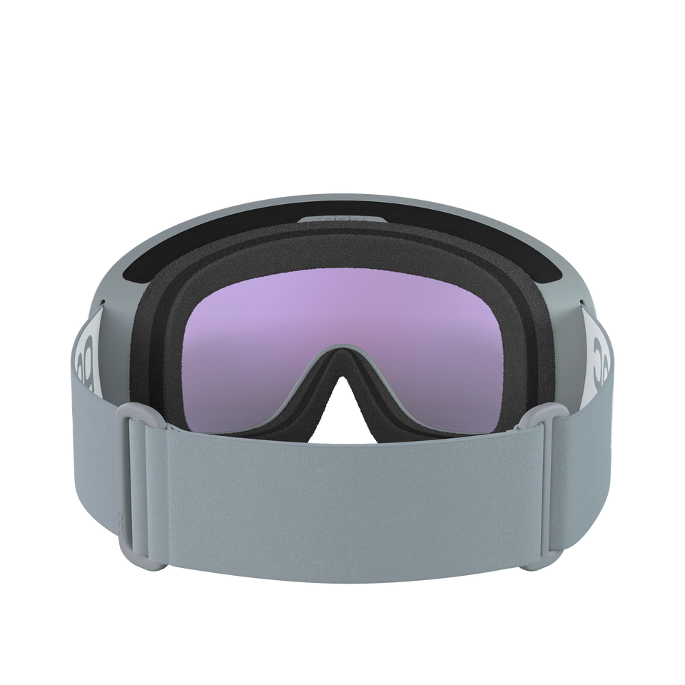 Eine POC Sports POC Fovea Schwimmbrille mit Clarity-Gläsern, hellgrauem Band und lila getönten Gläsern, von hinten mit dem Band nach vorne gezeigt.