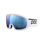 Die POC Sports Fovea Mid Skibrille hat einen weißen Rahmen, reflektierende blaue Gläser mit Clarity Technology und torischem Glas sowie ein POC-Branding auf dem verstellbaren Band, das auf einem schlichten weißen Hintergrund abgebildet ist.