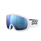 Die POC Sports Fovea Mid Skibrille hat einen weißen Rahmen, reflektierende blaue Gläser mit Clarity Technology und torischem Glas sowie ein POC-Branding auf dem verstellbaren Band, das auf einem schlichten weißen Hintergrund abgebildet ist.