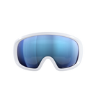Eine POC Sports Fovea Mid Ski- oder Snowboardbrille mit weißem Rahmen und blauen, reflektierenden Clarity-Gläsern, dargestellt vor einem schlichten weißen Hintergrund.