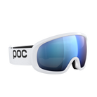 Die POC Sports Fovea Mid Skibrille verfügt über eine breite, blau getönte Clarity-Scheibe mit torischem Glas und ein verstellbares weißes Band mit dem schwarzen POC-Logo. Das schlanke, moderne Design hebt sich von einem schlichten weißen Hintergrund ab.