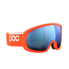 Die POC Fovea Mid von POC Sports ist eine leuchtend orangefarbene Skibrille mit einer breiten, blau getönten Clarity-Scheibe und einem verstellbaren Band mit weißem POC-Logo auf weißem Hintergrund.