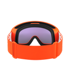 Die orangefarbene POC Sports Fovea Mid verfügt über einen breiten, verstellbaren Riemen, eine schwarze Schaumstoffpolsterung und eine lila getönte Clarity-Scheibe, die vor einem weißen Hintergrund abgebildet ist.