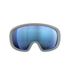 Vorderansicht der POC Fovea Mid Skibrille von POC Sports in Granite Grey mit blau verspiegelten Clarity-Glas-Gläsern, dargestellt vor einem schlichten weißen Hintergrund.