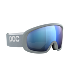 Die POC Sports Fovea Mid Skibrille in Granite Grey hat eine blaue, reflektierende Skibrille Clarity-Glas-Scheibe und ein verstellbares Band mit dem POC-Logo auf weißem Hintergrund.