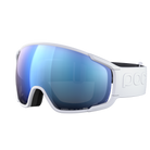 Die POC Sports Zonula Skibrille hat eine breite, blau getönte, verspiegelte Clarity-Scheibe und ein weißes, verstellbares Band mit geprägtem POC-Branding auf weißem Hintergrund.