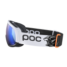 Die POC Sports Fovea Mid Race Marco Odermatt Ed. ist eine Skibrille mit blau reflektierenden Gläsern, weißem/schwarzem Rahmen, weißem Band mit POC-Logo und geometrischem schwarzem Löwenkopf - perfekt für Skirennsportler.
