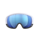 Frontansicht der POC Sports Fovea Mid Race Marco Odermatt Ed. Skibrille mit reflektierenden blauen Gläsern, weißem Rahmen und schwarzem unteren Rand vor einem schlichten weißen Hintergrund.
