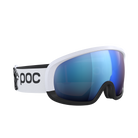 Die POC Sports Fovea Mid Race Marco Odermatt Ed. Skibrille hat eine breite, blau getönte Scheibe, eine schwarze Umrandung und ein verstellbares weißes Band mit schwarzem "poc"-Logo.