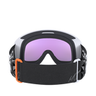 Eine schwarz-weiße Skibrille mit lila getönten Gläsern, von hinten gesehen. Das elastische Band hat einen weißen Schriftzug und einen orangefarbenen Akzent auf einer Seite - das ist die Fovea Mid Race Marco Odermatt Ed von POC Sports.