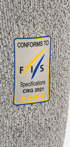 Die Diston DISTON WC Cut Resistant Unterhose Women - 4FIS Stars in CRG - CORE / Racing Fit zeichnet sich durch grauen Strickstoff, einen rechteckigen CONFORMS TO FIS Specifications CRG 2021 Aufnäher, vier gelbe Sterne und stilisierte blau/gelbe Linien aus - ideal für Rennläuferinnen.