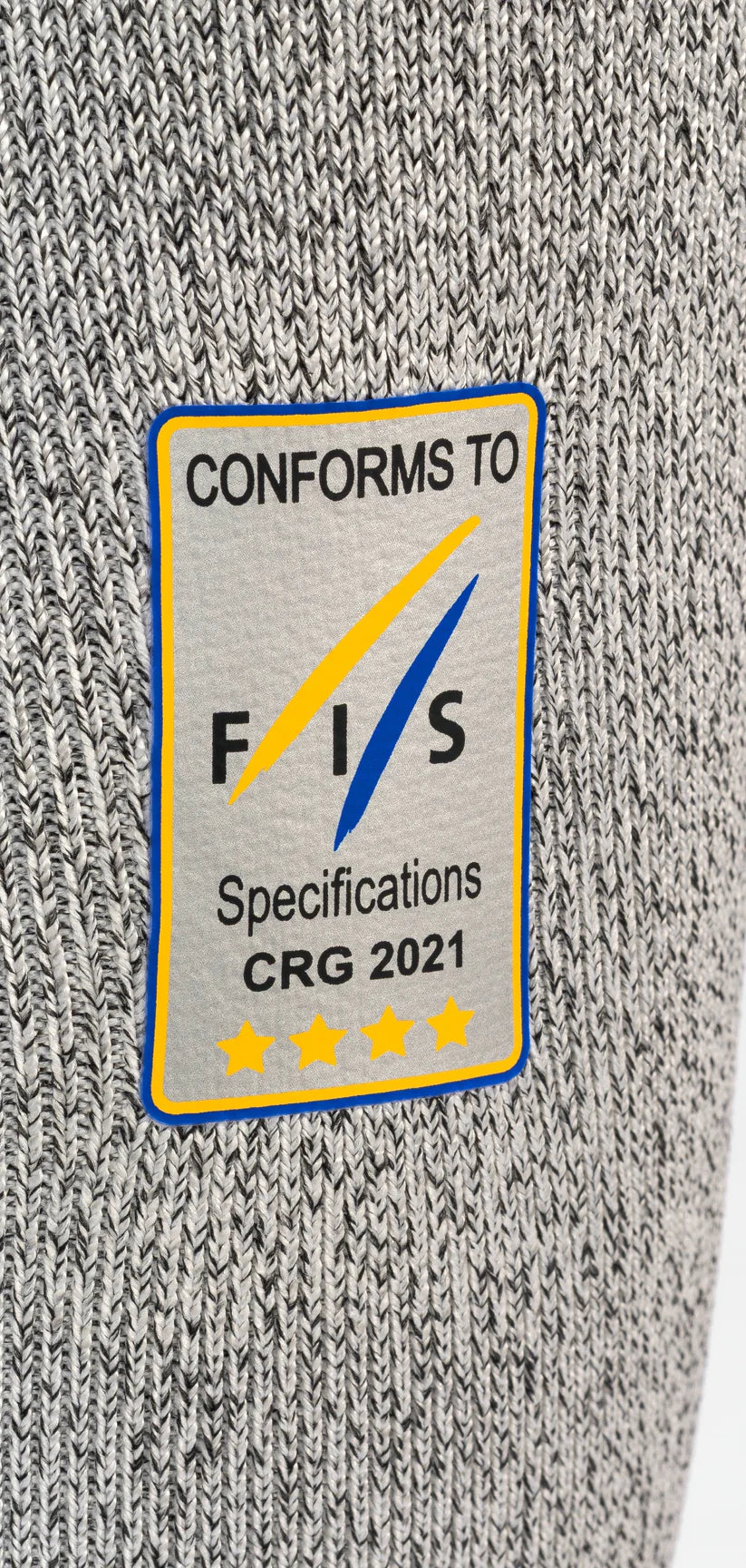 Die Diston DISTON WC Cut Resistant Unterhose Women - 4FIS Stars in CRG - CORE / Racing Fit zeichnet sich durch grauen Strickstoff, einen rechteckigen CONFORMS TO FIS Specifications CRG 2021 Aufnäher, vier gelbe Sterne und stilisierte blau/gelbe Linien aus - ideal für Rennläuferinnen.
