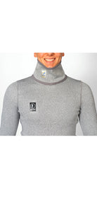 Ein Mann trägt das Diston DISTON WC Cut Resistant Top Men - 4FIS Stars in CRG - CORE / Racing Fit, mit sichtbaren Logos auf der Brust und am Kragen, und lächelt vor einem schlichten weißen Hintergrund.