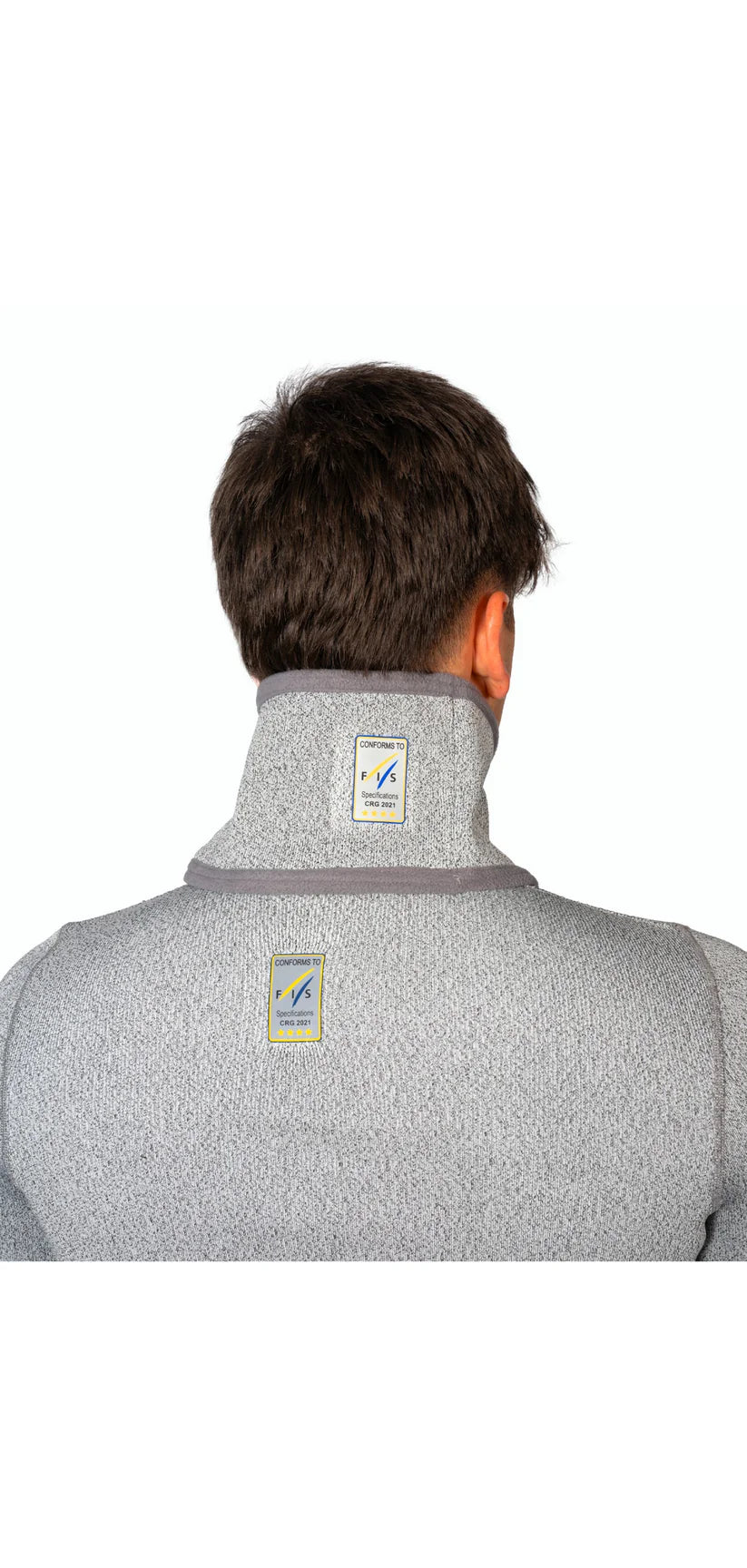 Eine Person mit kurzen braunen Haaren wird von hinten gezeigt, die ein hellgraues, strukturiertes Diston DISTON WC Cut Resistant Top Men - 4FIS Stars in CRG - CORE / Racing Fit trägt. Zwei rechteckige Logopatches sind sichtbar: am Kragen und oberen Rücken dieser schnittfesten Unterwäsche.