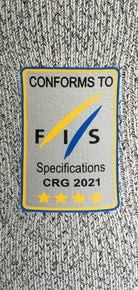 Ein Diston-Stoffaufnäher für das DISTON WC Cut Resistant Top Men - 4FIS Stars in CRG - CORE / Racing Fit zeigt "CONFORMS TO FIS Specifications CRG 2021" über fünf gelben Sternen mit blau/gelben Rauten auf grauem Grund - perfekt für Skirennfahrer.