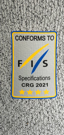 Ein rechteckiger Aufnäher auf grauem Strick für das Diston DISTON WC Cut Resistant Top Women - 4FIS Stars in CRG - CORE / Racing Fit zeigt "CONFORMS TO FIS Specifications CRG 2021", mit einem blauen und gelben Swoosh über fünf gelben Sternen.