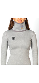 Eine Person trägt ein hellgraues, langärmeliges Diston DISTON WC Cut Resistant Top Women - 4FIS Stars in CRG - CORE / Racing Fit mit zwei kleinen Brustlogos; nur die untere Hälfte des Gesichts ist sichtbar.