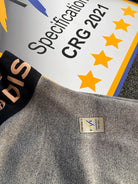 Eine Nahaufnahme der Diston DISTON WC Cut Resistant Unterhose Women - 5FIS Stars in CRG - PRO/Racing Compression Fit, mit einem Zertifizierungsetikett vorne und einem "Specification CRG 2021"-Zeichen sowie fünf gelben Sternen hinten.