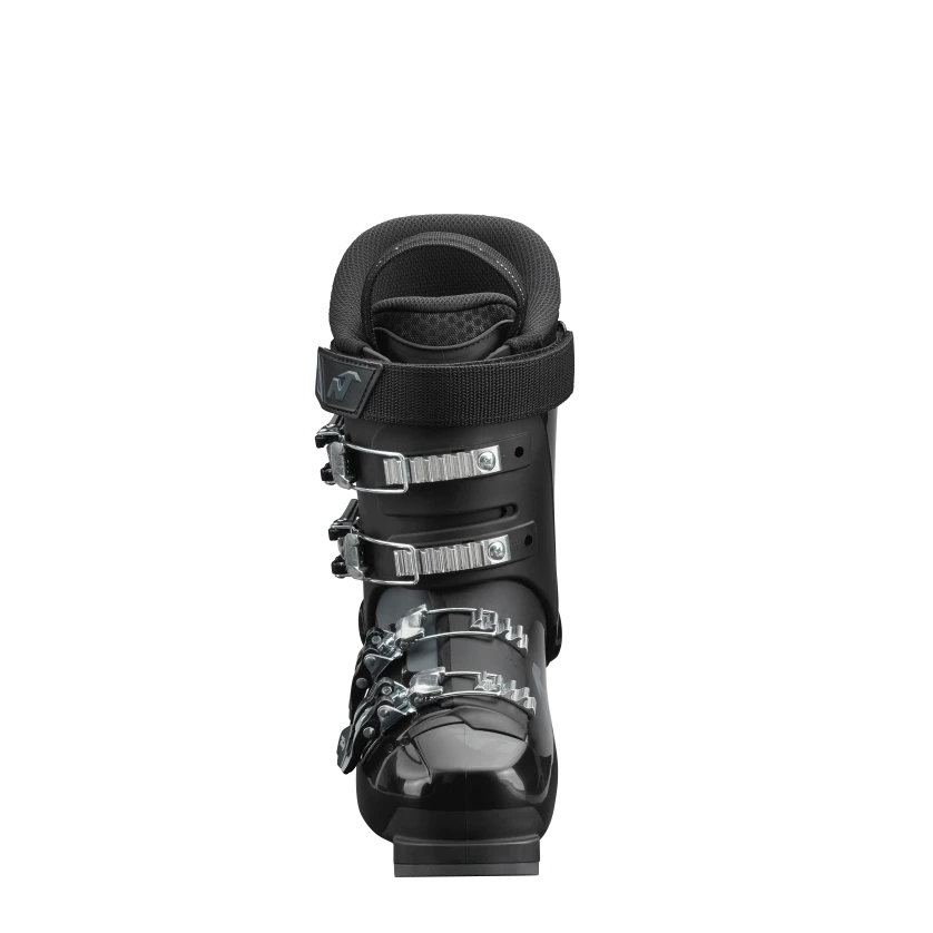 Vorderansicht des Nordica DOBERMANN GP 60 Junior-Skischuhs von Nordica in schwarzem Design mit vier Metallschnallen und einer gepolsterten Manschette, dargestellt auf einem schlichten weißen Hintergrund.