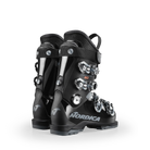 Ein Paar schwarze Nordica DOBERMANN GP 60 Junior-Skischuhe mit silbernen Schnallen, von hinten gesehen auf weißem Hintergrund. Zu den Merkmalen gehören das Nordica-Logo, eine robuste Kunststoffkonstruktion und verstellbare Riemen und Schnallen.