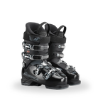 Ein Paar Nordica DOBERMANN GP 60 Junior-Skischuhe in Schwarz mit je vier silbernen Schnallen und schwarzem gepolstertem Innenschuh sind nebeneinander auf einem weißen Hintergrund platziert.