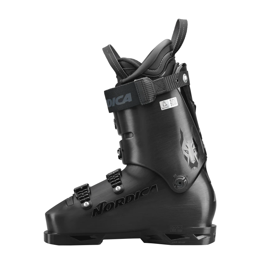 Der Nordica DOBERMANN 5 RD-M (MEDIUM) BLACK Skischuh mit drei Schnallen, einem Power Strap, Wolfslogo und strukturierten Akzenten ist im Seitenprofil auf einem schlichten weißen Hintergrund abgebildet.