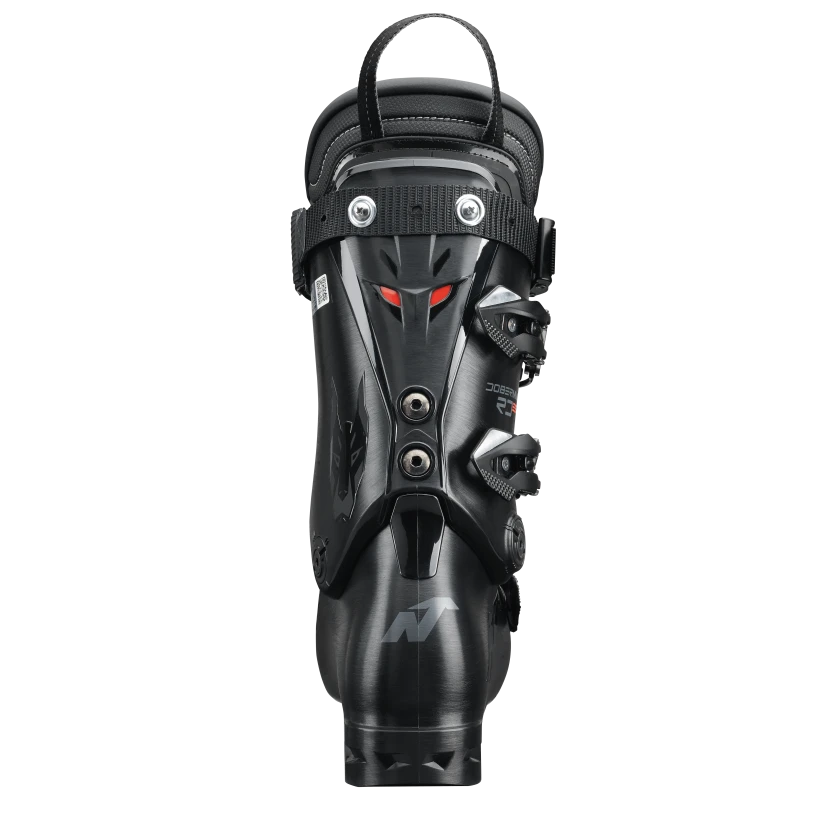 Die Vorderansicht des Nordica DOBERMANN 5 RD-M (MEDIUM) BLACK Skischuhs zeigt Metallic-Akzente, Einstellräder, ein stilisiertes N-Logo an der Schuhspitze und einen oberen Riemen - ideal für passionierte Skischuh-Fans.
