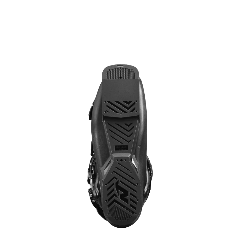 Die Unterseite des Nordica DOBERMANN 5 RD-SOFT L.C. BLACK Skischuhs von Nordica zeigt seine strukturierte, rutschfeste Sohle mit geometrischem Profil auf weißem Grund.