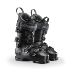 Ein Paar Nordica DOBERMANN 5 SOFT L.C. BLACK Skischuhe von Nordica mit vier Schnallen und einem robusten Design stehen aufrecht auf weißem Grund - gebaut für Leistung.
