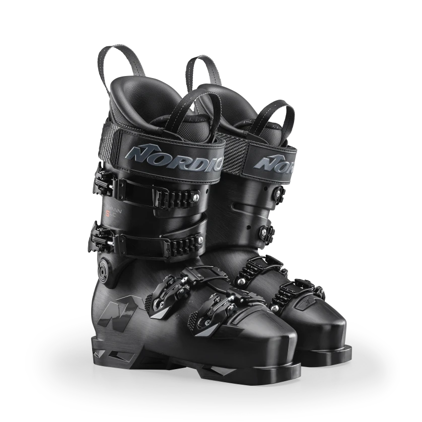 Ein Paar Nordica DOBERMANN 5 SOFT L.C. BLACK Skischuhe von Nordica mit vier Schnallen und einem robusten Design stehen aufrecht auf weißem Grund - gebaut für Leistung.