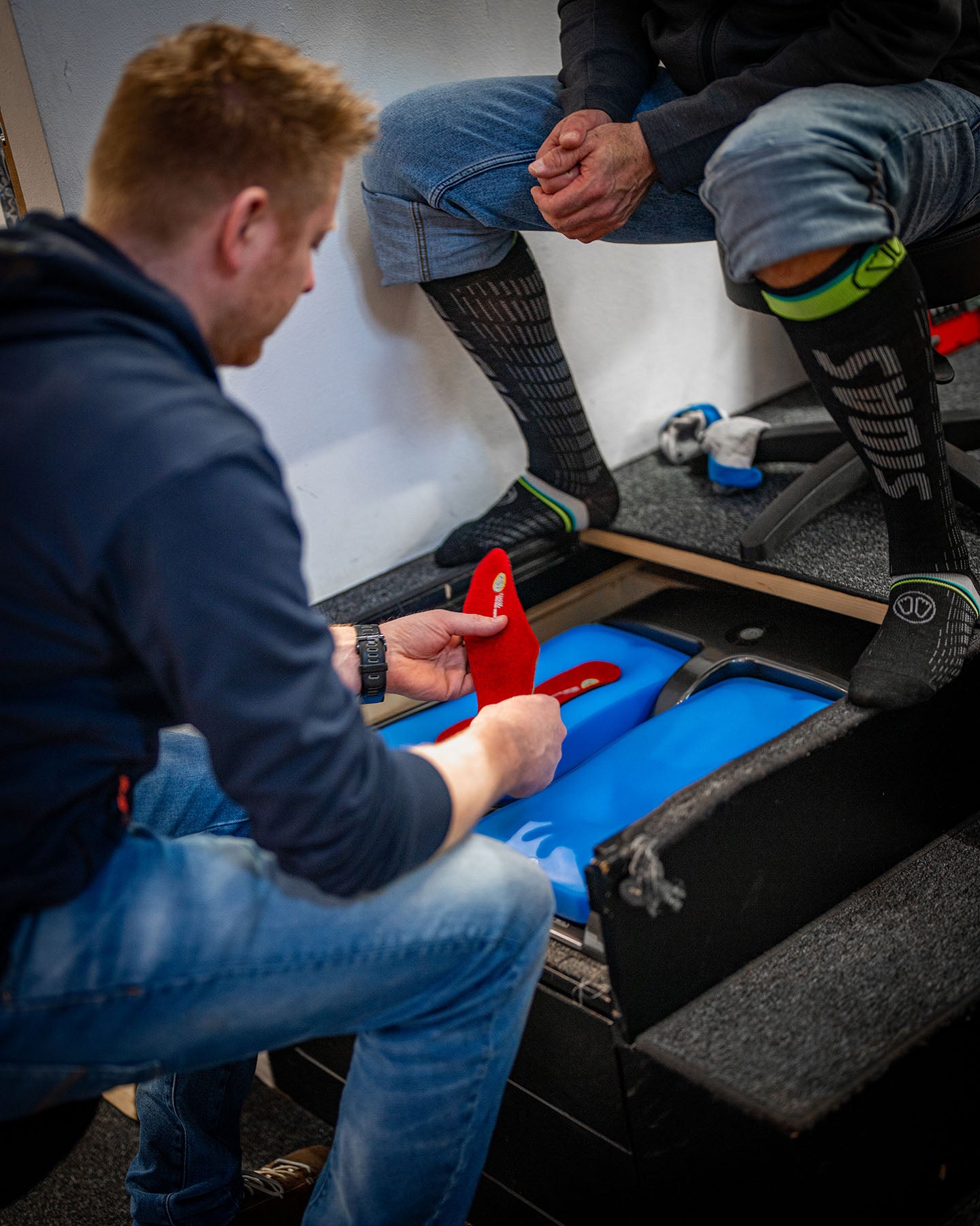Fachgerechte Herstellung von individuellen Skieinlagen mit thermischer Fussbett-Anpassung fuer perfekten Halt und Komfort beim Skifahren – professionelle Beratung im Wintersport-Fachhandel.