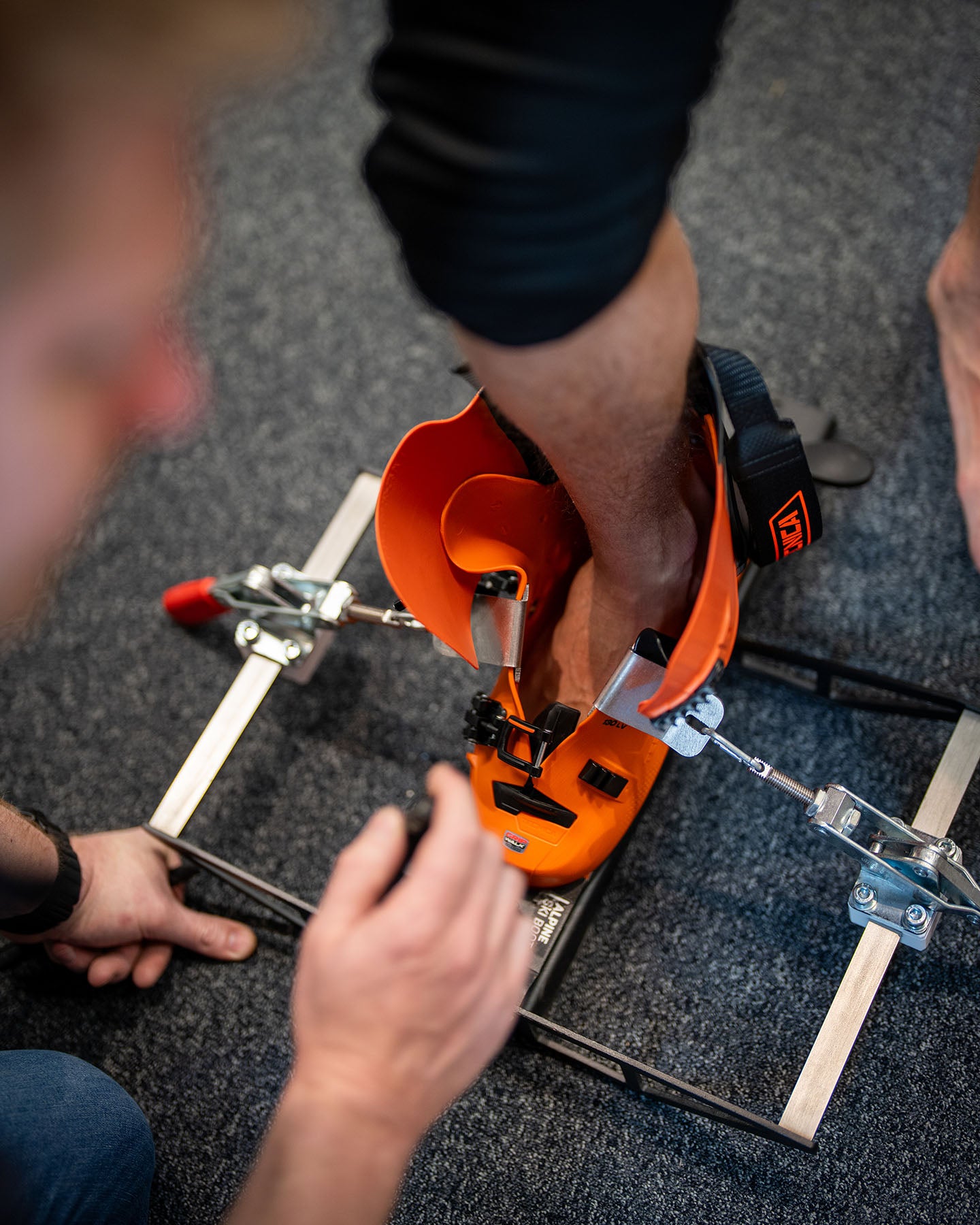 Individuelle Skischuhanpassung mit professioneller Weitungstechnik fuer optimalen Sitz und Komfort – Bootfitting im Fachgeschaeft fuer Skisport und Wintersportausruestung.