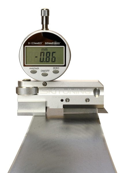 Den Baseman mit der Markierung am Übergang zwischen Kante und Belag Positionieren und schon kann man den Winkel mit dem Drehrad bestimmen. AM Lichtspalt erkennt man wenn das Haarlineal bündig auf der Kante aufliegt. 