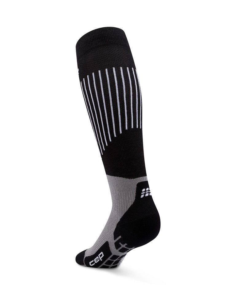 Eine einzelne ultraleichte CEP-Skisocke 3.0 für Herren in Schwarz und Grau mit vertikalen weißen Streifen und dem CEP-Logo im Zehen- und Fersenbereich, dargestellt auf weißem Hintergrund.