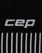 Die CEP Ski Ultralight Socken 3.0 in Schwarz/Grau für Damen bestehen aus schwarzem Stoff, auf dem im oberen Bereich der Schriftzug „CEP“ in Weiß eingestrickt ist; darunter befinden sich mehrere vertikale weiße Linien, die das charakteristische Design der Marke unterstreichen.
