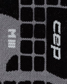 Nahaufnahme der CEP Ski Ultralight Socken 3.0 für Damen in Schwarz/Grau, bestehend aus schwarzem Stoff mit einem grau-weißen Gittermuster und zwei Reihen weißer Symbole oder Buchstaben – eine vertikal, eine horizontal –, die in das Material eingestrickt sind.