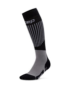 Eine einzelne ultraleichte CEP-Skisocke 3.0 für Damen in Schwarz und Grau mit weißen vertikalen Streifen und CEP-Logo am Schaft und an der Fußsohle.