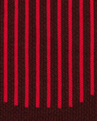 Eine Nahaufnahme der CEP Ski Ultralight Socken 3.0 (Damen) von CEP, die ein Strickmuster mit vertikalen dunkelroten Streifen auf braunem Hintergrund zeigen.