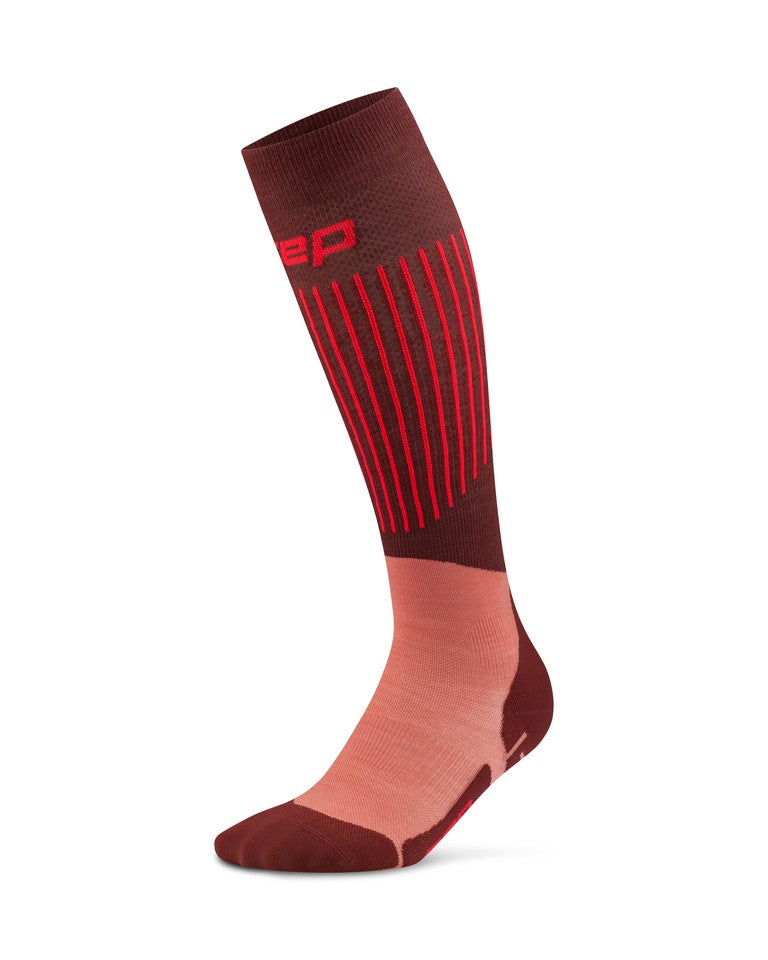 Auf weißem Hintergrund ist eine einzelne kniehohe CEP Ski Ultralight Sock 3.0 für Herren in Braun und Dunkelrot zu sehen, die mit vertikalen roten Streifen und einem auffälligen roten Schriftzug im oberen Bereich versehen ist.