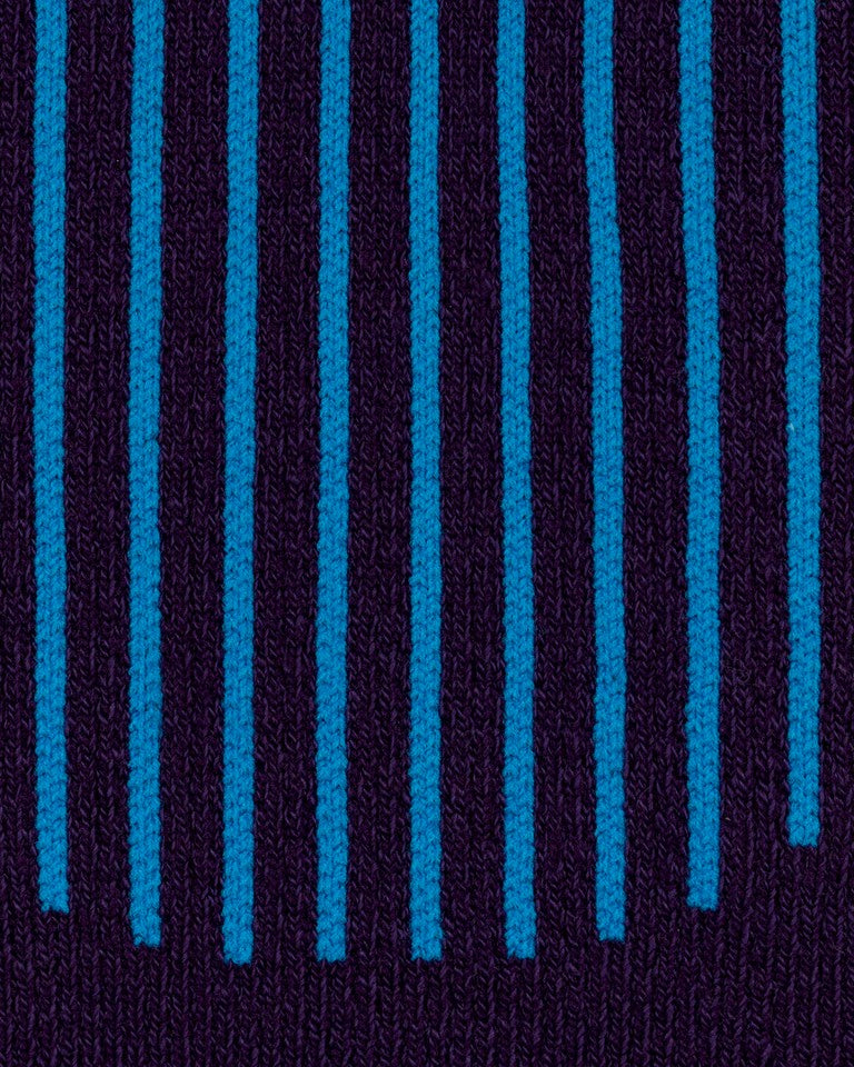 Nahaufnahme der CEP Ski Ultralight Socken 3.0 für Damen in Dunkelviolett/Blau, mit einem dunklen Strickstoff mit gleichmäßig verteilten vertikalen blauen Streifen.