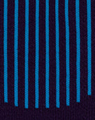 Die ultraleichten CEP-Skisocken 3.0 für Herren in Dunkelviolett sind mit gleichmäßig verteilten vertikalen blauen Streifen versehen.