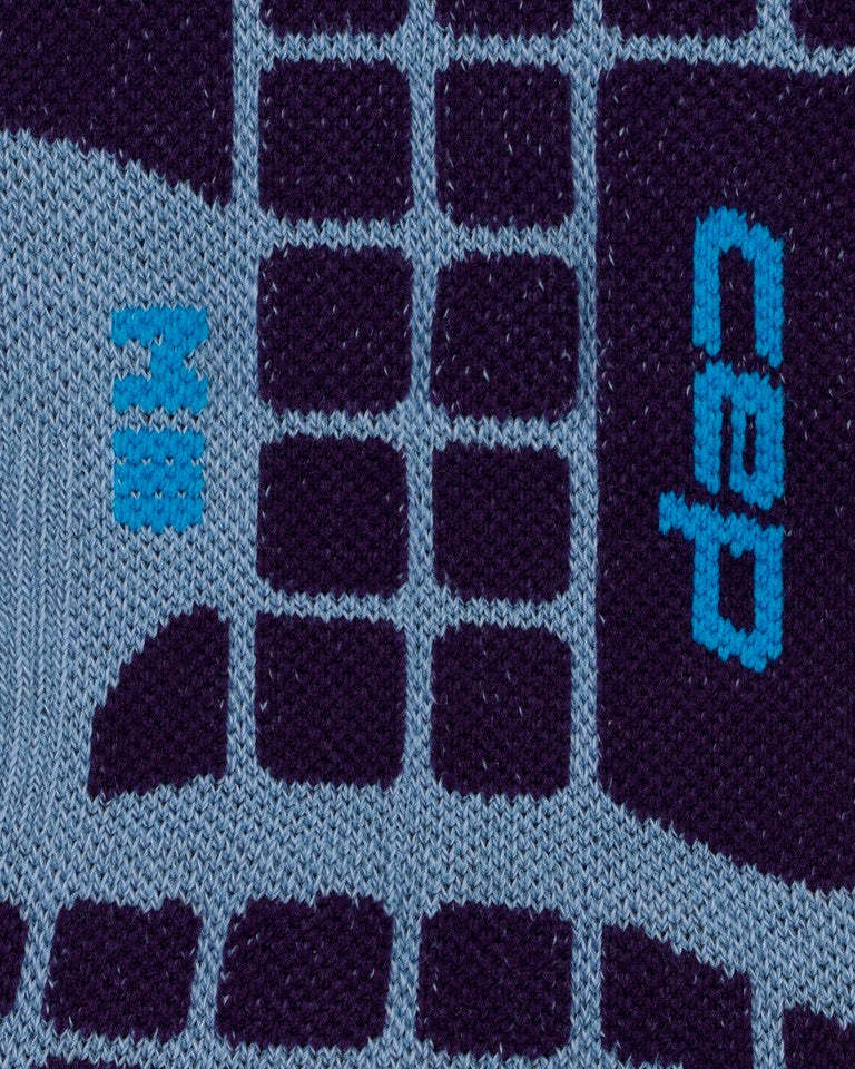 Nahaufnahme der CEP Ski Ultralight Socken 3.0 für Damen in Dunkelviolett und Blau, mit einem gitterartigen Strickmuster, auf dem die türkisfarbenen Zahlen 38 und 900 zu erkennen sind.